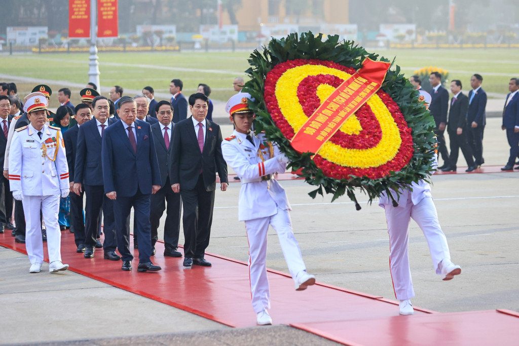 Các đồng chí lãnh đạo Đảng, Nhà nước và đại biểu dự Đại hội Đảng lần thứ XIV do Tổng Bí thư Tô Lâm dẫn đầu đặt vòng hoa, viếng Chủ tịch Hồ Chí Minh (Ảnh: VGP/Nhật Bắc)