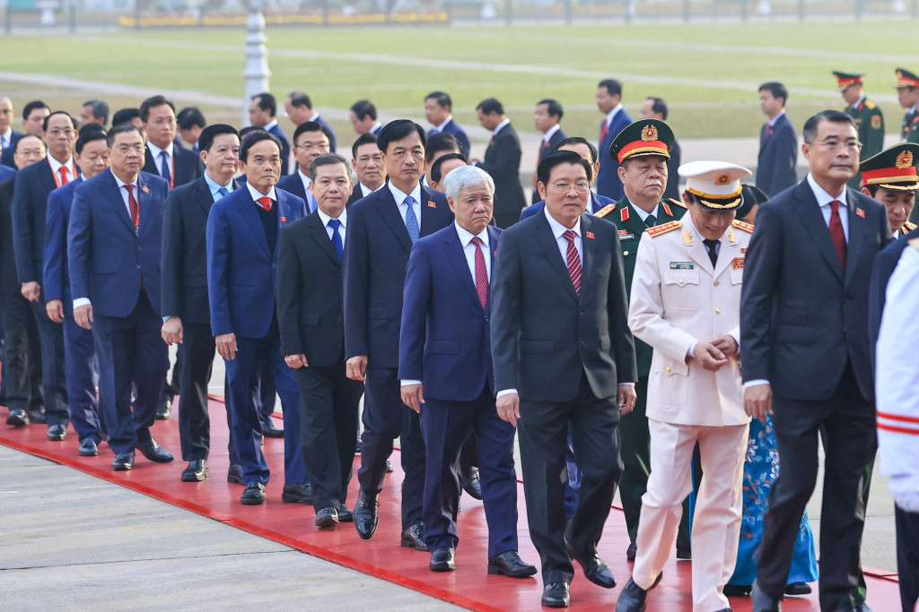 Đại biểu vào Lăng viếng Chủ tịch Hồ Chí Minh (Ảnh: VGP/Nhật Bắc)