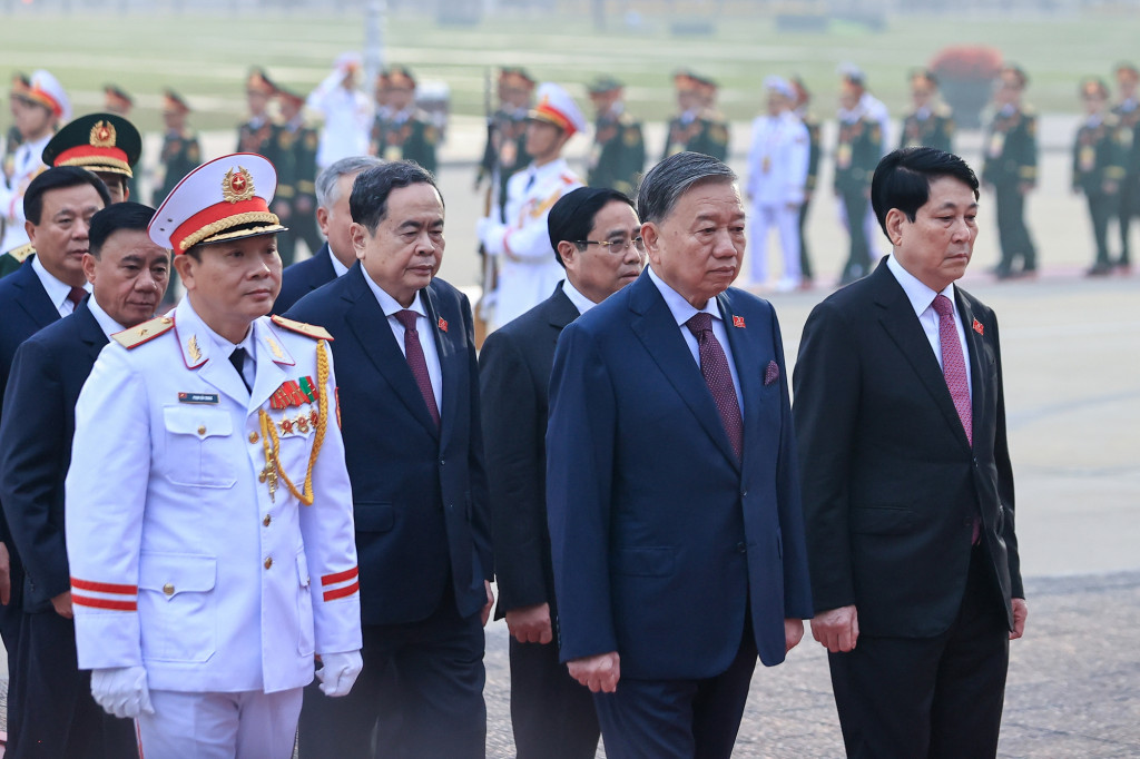 Các đồng chí lãnh đạo Đảng, Nhà nước và đại biểu dự Đại hội Đảng lần thứ XIV do Tổng Bí thư Tô Lâm dẫn đầu đặt vòng hoa, viếng Chủ tịch Hồ Chí Minh (Ảnh: VGP/Nhật Bắc)