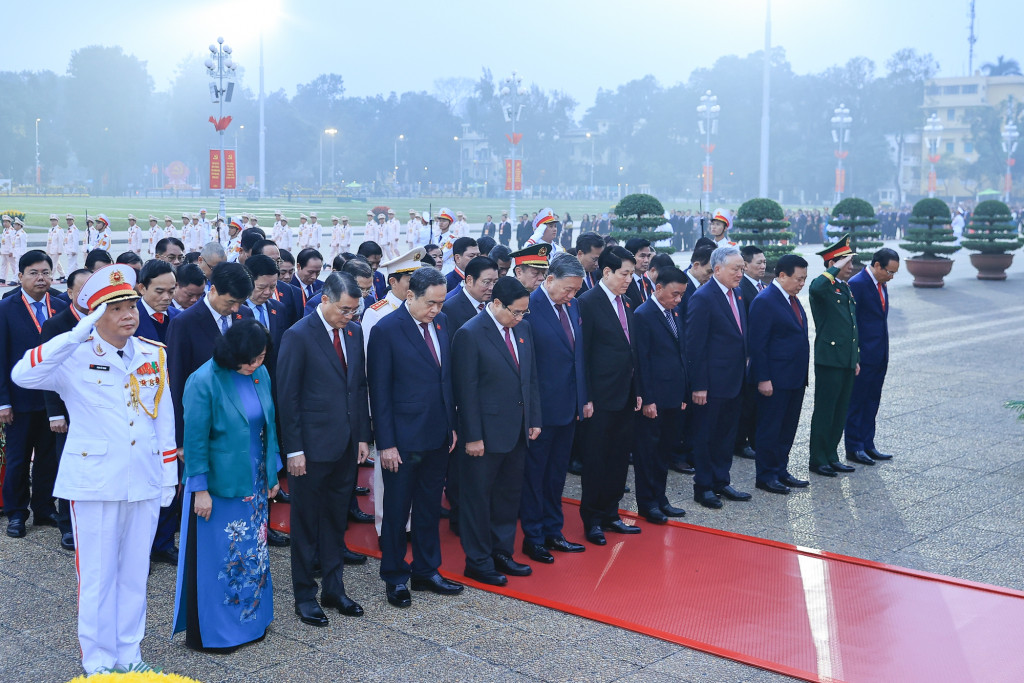 Các đồng chí lãnh đạo Đảng, Nhà nước và đại biểu dự Đại hội Đảng lần thứ XIV do Tổng Bí thư Tô Lâm dẫn đầu đặt vòng hoa, viếng Chủ tịch Hồ Chí Minh (Ảnh: VGP/Nhật Bắc)
