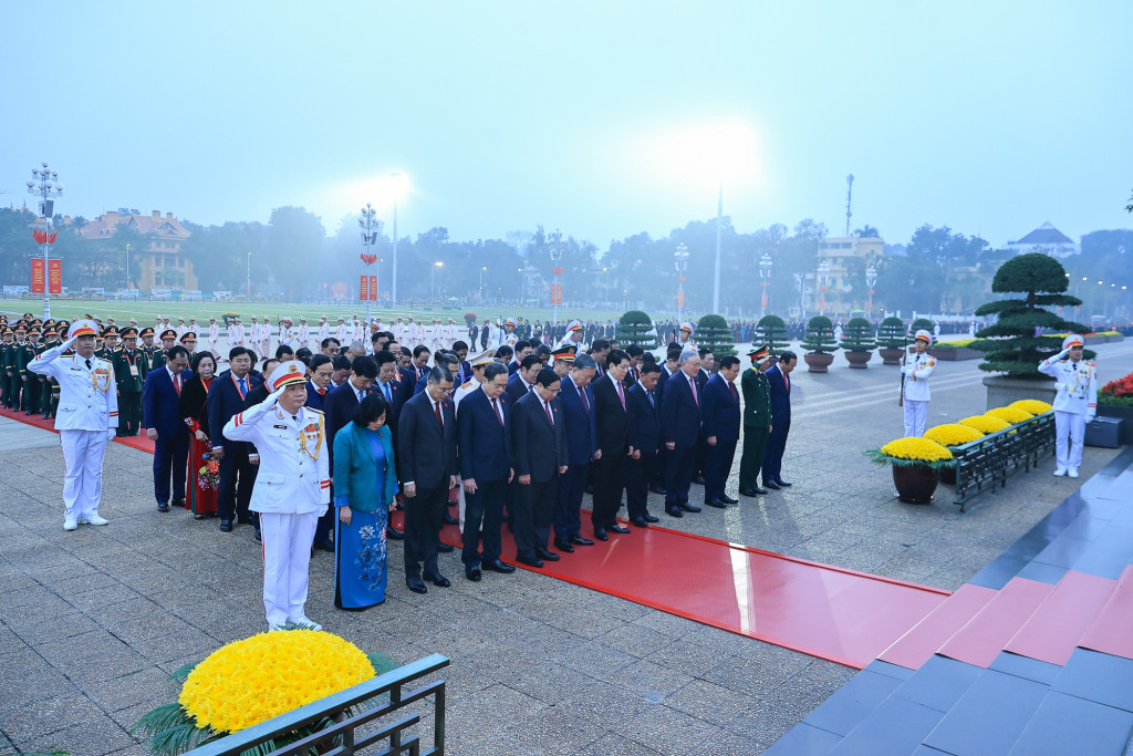 Các đồng chí lãnh đạo Đảng, Nhà nước và đại biểu dự Đại hội Đảng XIV do Tổng Bí thư Tô Lâm dẫn đầu đặt vòng hoa, viếng Chủ tịch Hồ Chí Minh (Ảnh: VGP/Nhật Bắc)