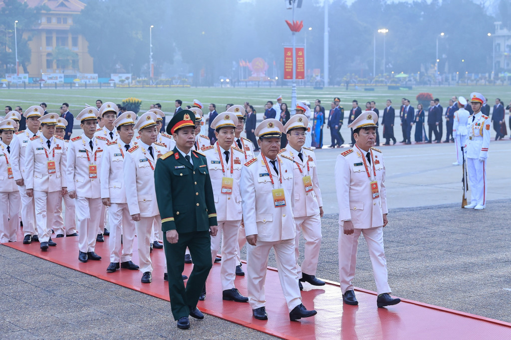 Các đại biểu vào Lăng viếng Chủ tịch Hồ Chí Minh (Ảnh: VGP/Nhật Bắc)