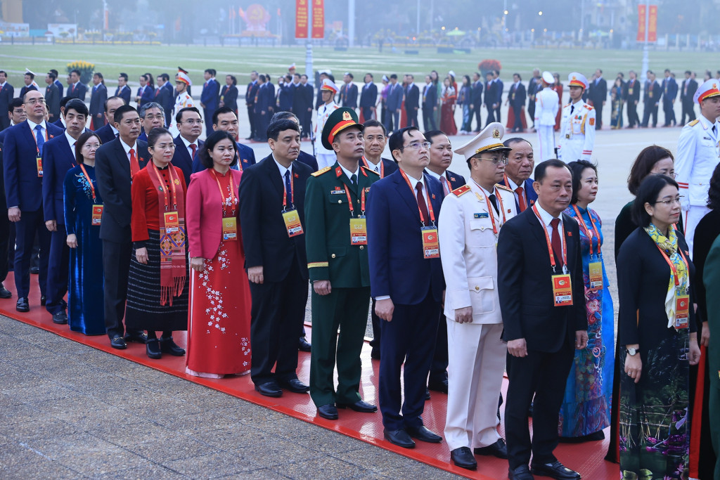 Các đại biểu vào Lăng viếng Chủ tịch Hồ Chí Minh (Ảnh: VGP/Nhật Bắc)