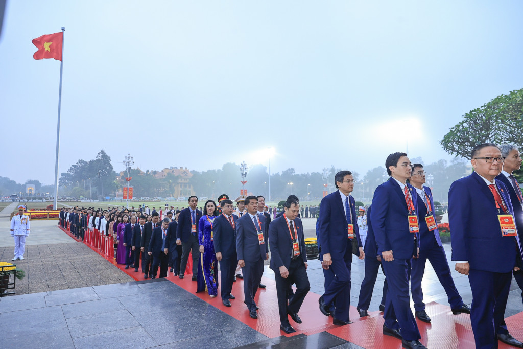 Các đại biểu vào Lăng viếng Chủ tịch Hồ Chí Minh (Ảnh: VGP/Nhật Bắc)