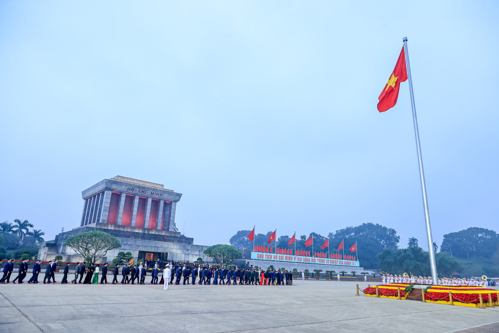 Các đại biểu vào Lăng viếng Chủ tịch Hồ Chí Minh (Ảnh: VGP/Nhật Bắc)