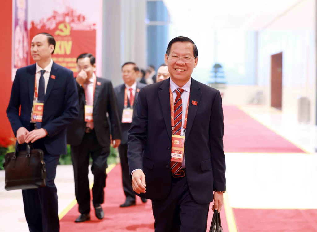 Chủ nhiệm Ủy ban Kinh tế và Tài chính Phan Văn Mãi cùng các đại biểu Đoàn đại biểu Đảng bộ Quốc hội tới Trung tâm Hội nghị Quốc gia tham dự phiên trù bị Đại hội XIV của Đảng.