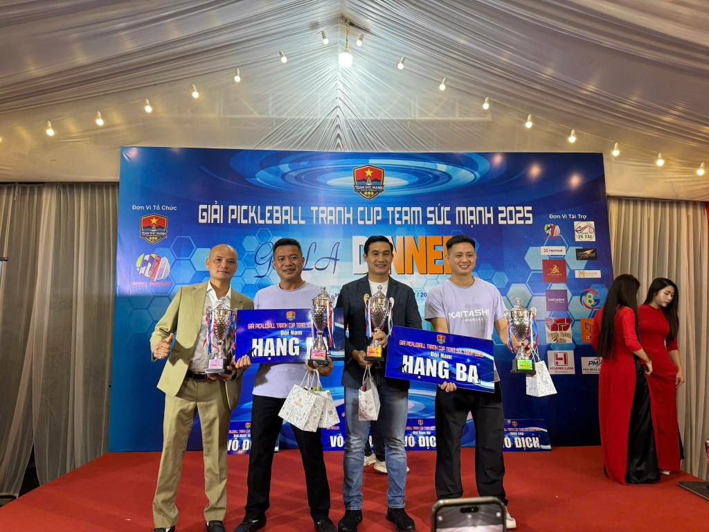 Cặp VĐV chụp ảnh kỉ niệm sau khi nhận cúp và giải thưởng
