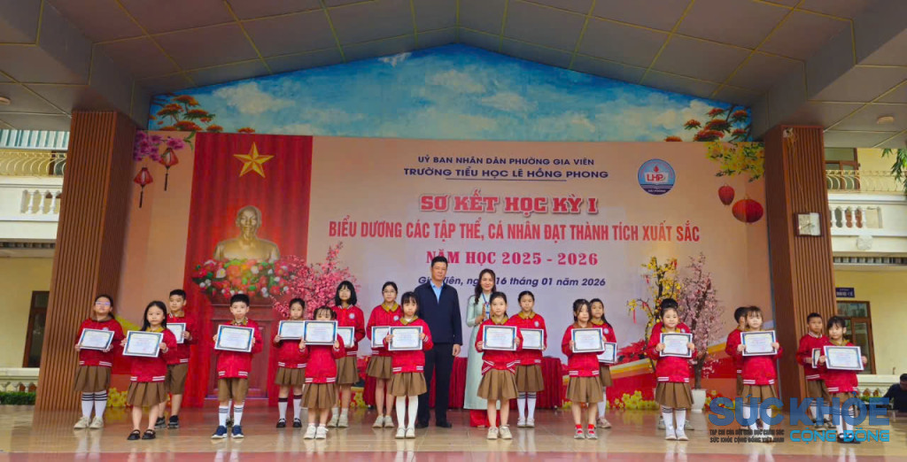 Các tập thể, cá nhân được nhà trường tuyên dương, khen thưởng(Ảnh-Thái Bình)