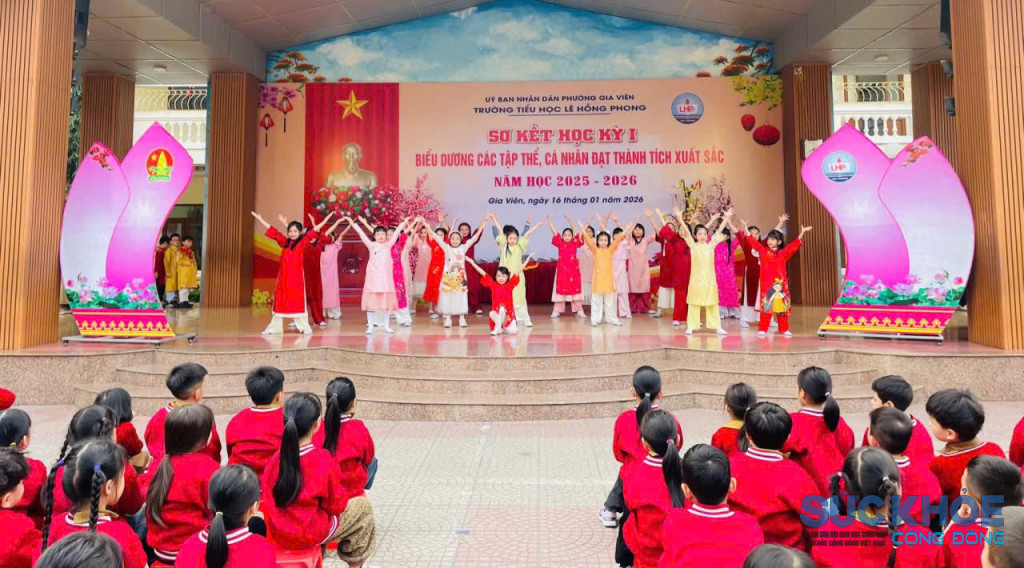 Chương trình văn nghệ do chính học sinh nhà trường biểu diễn trong buổi lễ(Ảnh-Thái Bình)