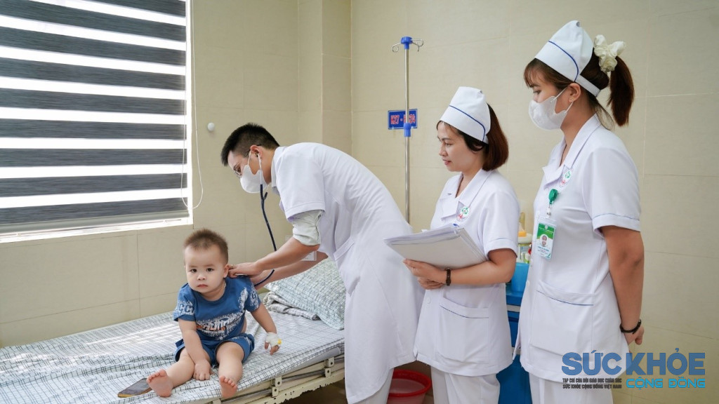 Bác sĩ thăm khám cho bệnh nhân Nhi ( ảnh:ĐT)