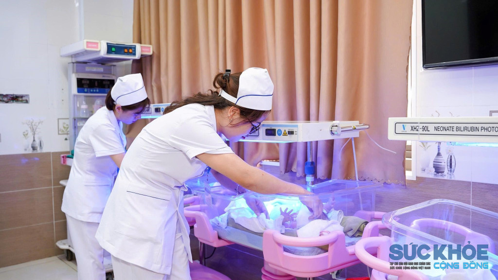 Đội ngũ y tế chăm sóc trẻ sơ sinh (ảnh: ĐT)