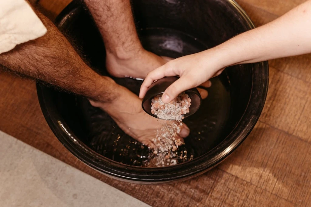 Ngâm chân với nước muối ấm (Ảnh: Sưu tầm)