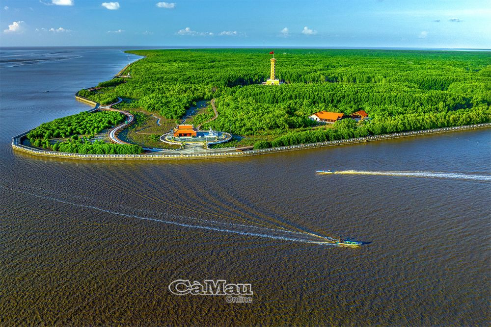 Mũi Cà Mau - vùng đất địa đầu cực Nam Tổ quốc, giữ vị thế chiến lược đặc biệt về quốc phòng, an ninh và phát triển kinh tế biển của đất nước (Ảnh: Huỳnh Lâm)