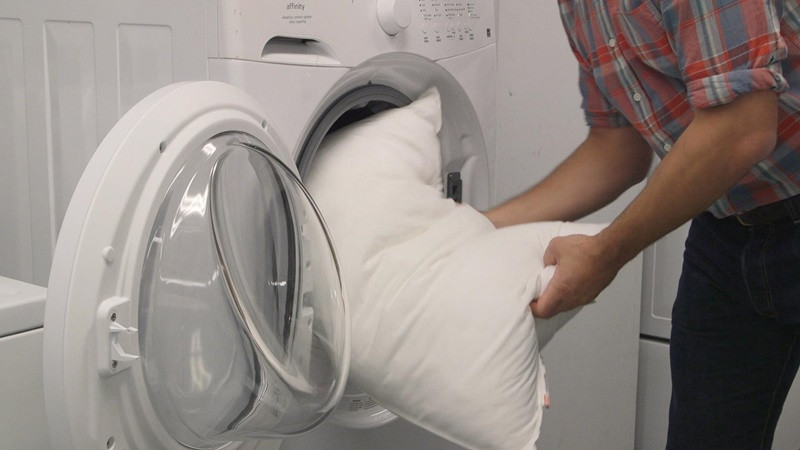 Một số loại ruột gối có thể dùng máy giặt để làm sạch (Ảnh: Sưu tầm)