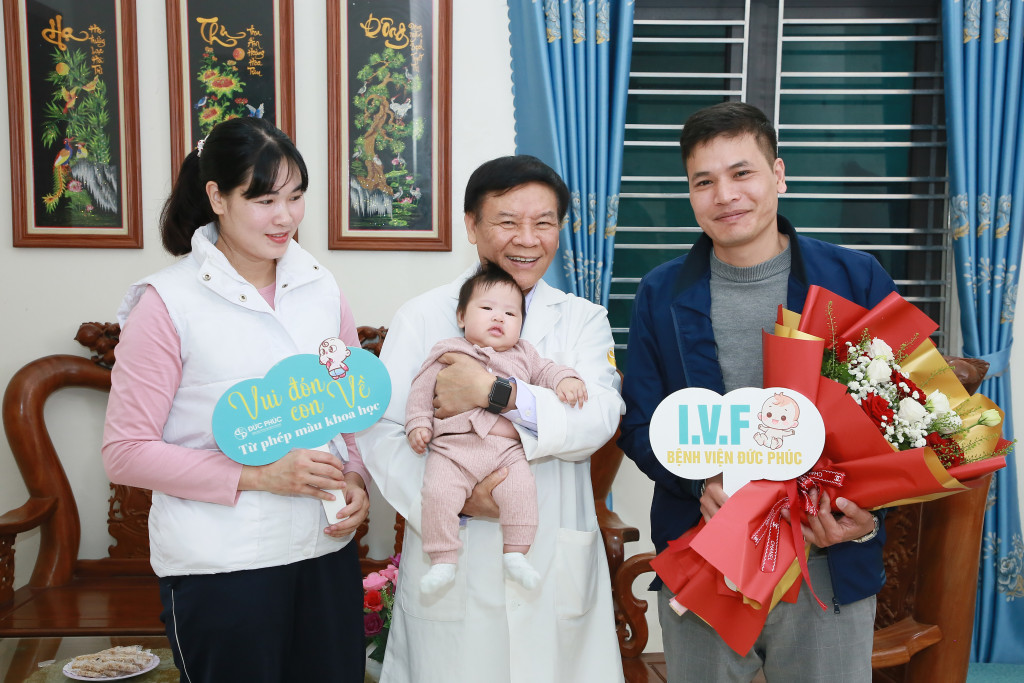 Gia đình anh Yên, chị Hương, bé Phương Anh chụp ảnh lưu niệm cùng PGS.TS Trần Đức Phấn