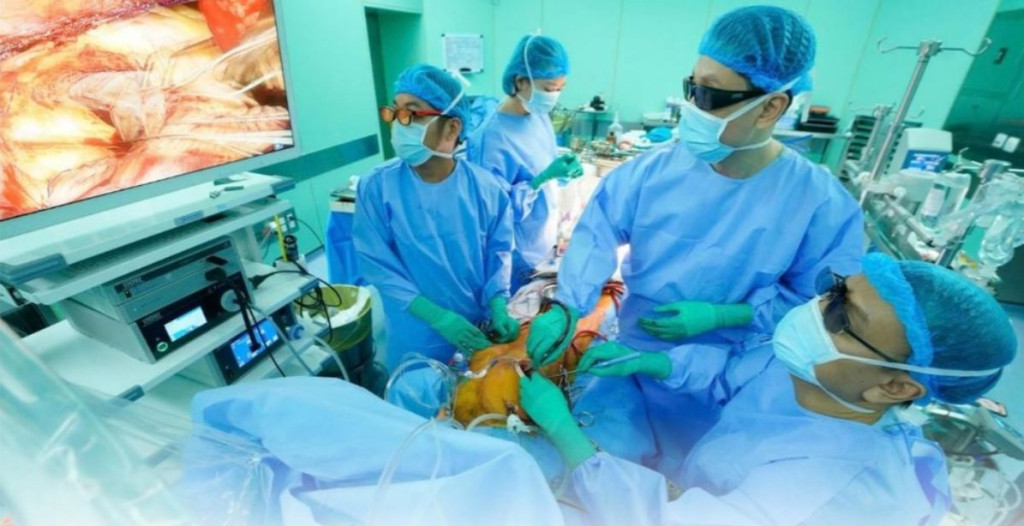 Các bác sĩ đã thực hiện thành công ca phẫu thuật nội soi 3D thay van động mạch chủ kết hợp bắc cầu mạch vành (Ảnh: BVCC)