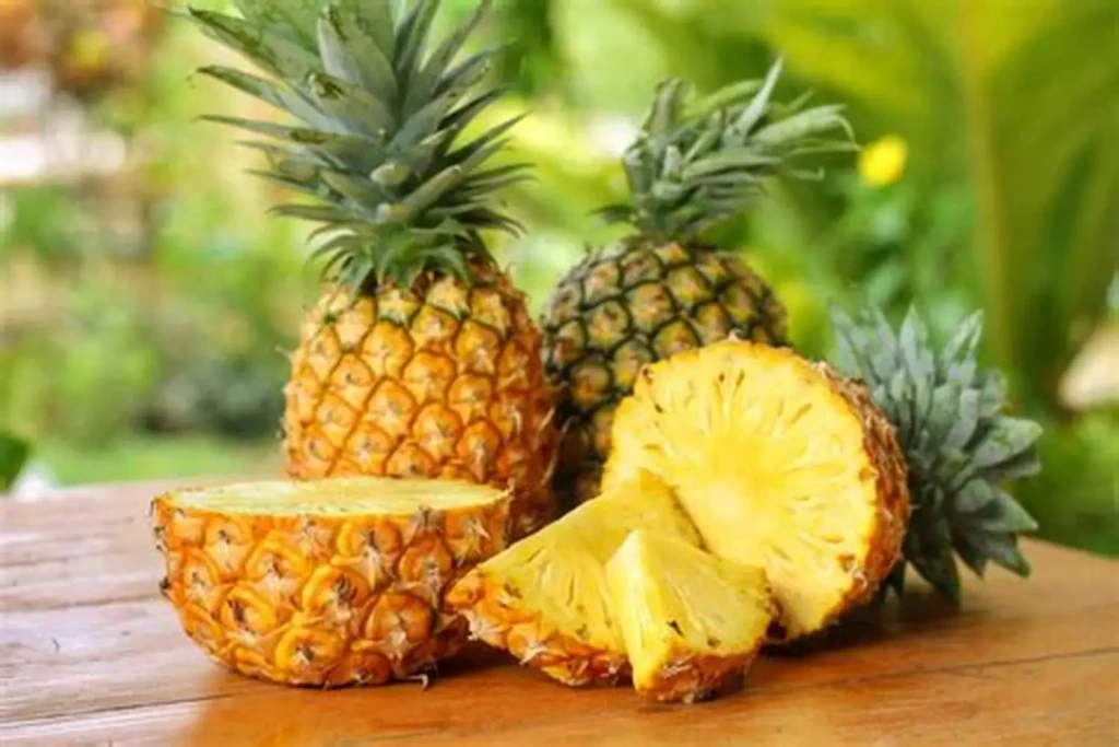 Dứa ngon thường có màu vàng pha xanh, mắt to thưa, lá xanh tươi – dấu hiệu cho thấy quả hấp thụ đủ ánh nắng và dưỡng chất. (Ảnh: Sưu tầm)