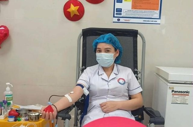 Điều dưỡng Nguyễn Thị Bờ hiến máu cứu sống người bệnh (Ảnh: BVCC)