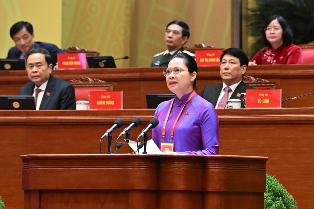 Đồng chí Hà Thị Nga, Ủy viên Trung ương Đảng, Phó Bí thư Thường trực Đảng ủy Mặt trận Tổ quốc, các đoàn thể Trung ương, Phó Chủ tịch, Tổng Thư ký Ủy ban Trung ương Mặt trận Tổ quốc Việt Nam, tham luận về 