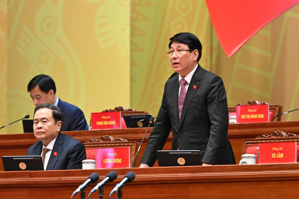 Ủy viên Bộ Chính trị, Chủ tịch nước Lương Cường điều hành phiên thảo luận (Ảnh: daihoidangtoanquoc.vn)