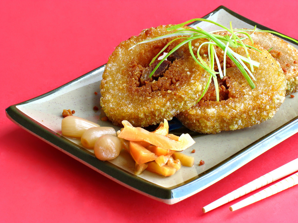 Ăn quá nhiều sẽ gây đầy bụng, khó tiêu (Ảnh: Sưu tầm)