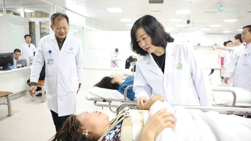 Bộ trưởng Bộ Y tế Đào Hồng Lan thăm hỏi người bệnh tại Bệnh viện Hữu nghị Việt Đức.(Ảnh: TL)
