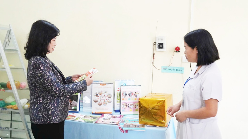 Uỷ viên Trung ương Đảng, Bộ trưởng Bộ Y tế Đào Hồng Lan kiểm tra công tác truyền thông giáo dục sức khoẻ tại Trạm Y tế xã Sam Mứn – tỉnh Điện Biên (Ảnh: TL)