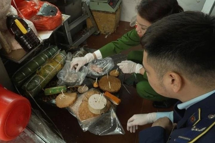 Lực lượng chức năng kiểm tra các sản phẩm tại cơ sở (Ảnh: CACC)