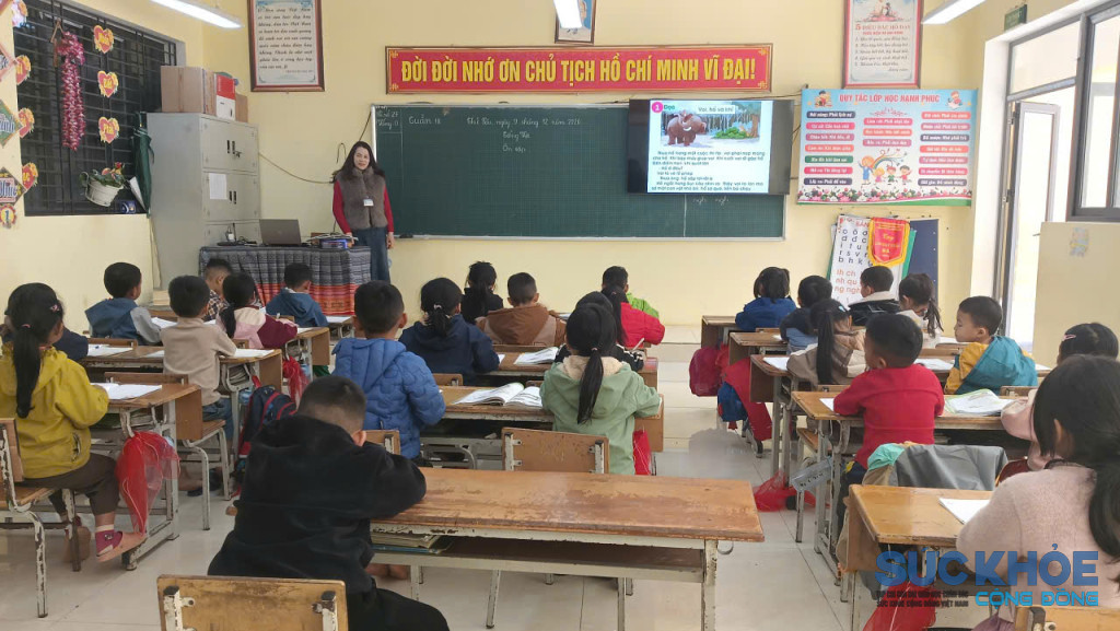 Giờ học của cô và trò( ảnh: NL)
