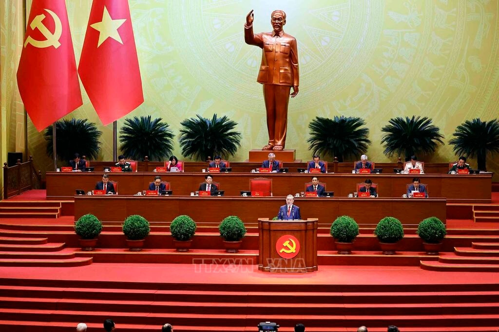 Tổng Bí thư Tô Lâm trình bày Báo cáo của Ban Chấp hành Trung ương Đảng khóa XIII về các văn kiện trình Đại hội XIV của Đảng (Ảnh: TTXVN)