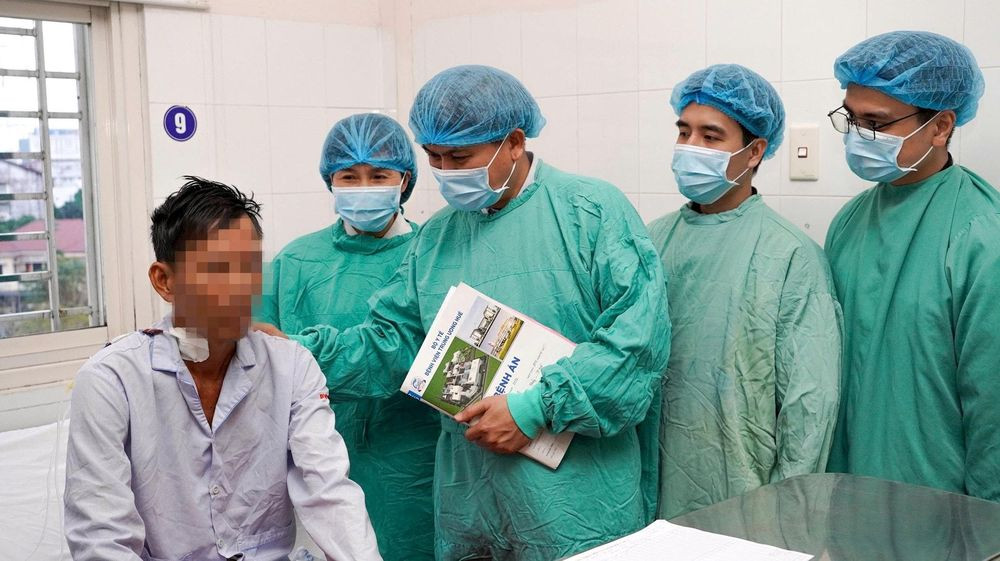 các bác sĩ thăm khám bệnh nhân sau phẫu thuật (Ảnh: BVCC)