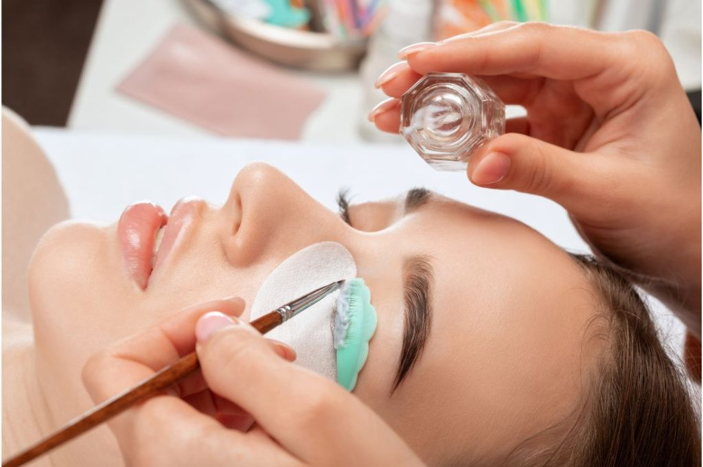 Phương pháp uốn mi hiện nay (Ảnh: Sưu tầm)