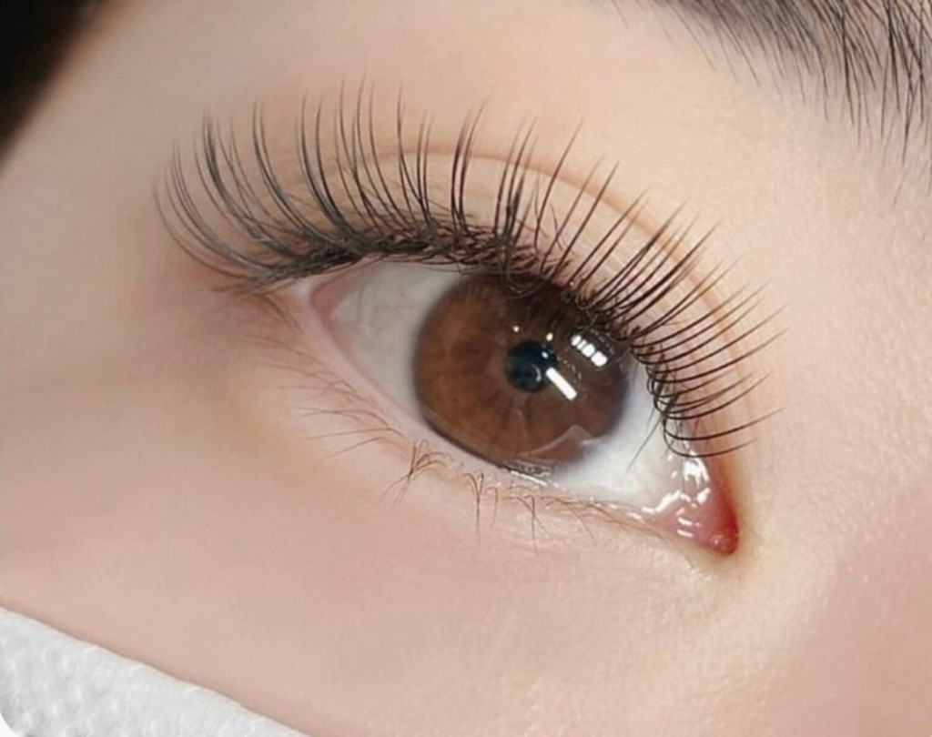 Uốn mi giúp định hình dáng mi rõ nét (Ảnh: Sưu tầm)
