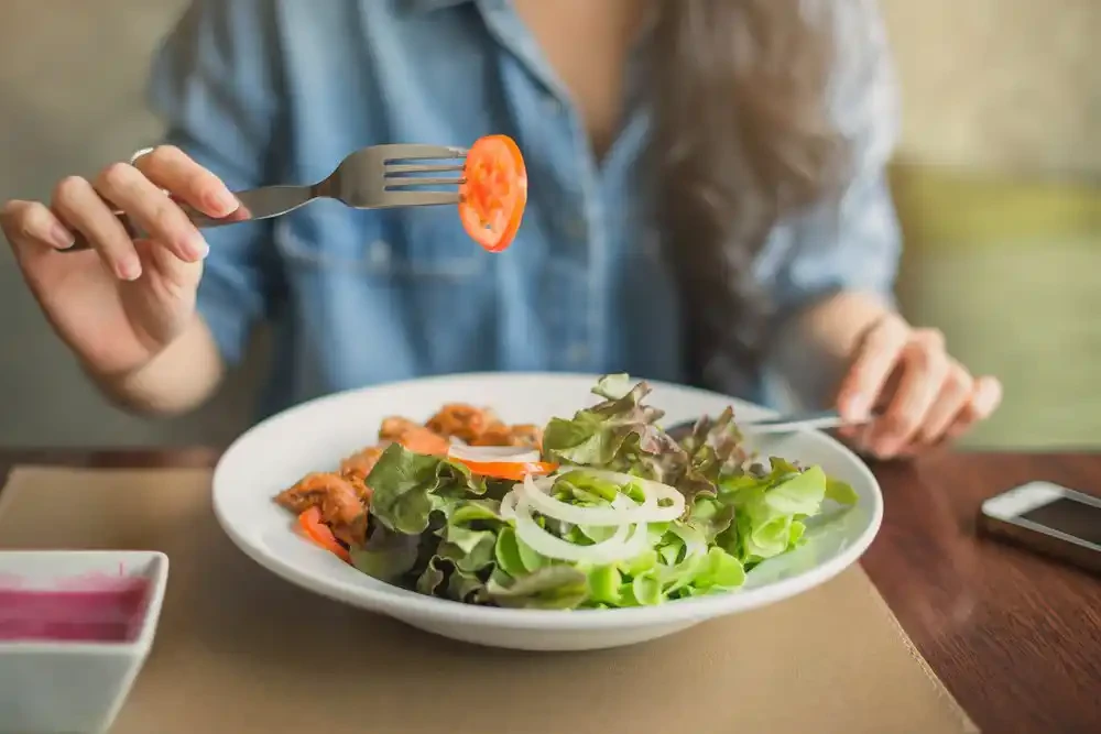 Điều chỉnh thói quen ăn uống hằng ngày là chìa khóa giúp giảm cân bền vững và giữ vóc dáng khỏe mạnh. (Ảnh: Sưu tầm)