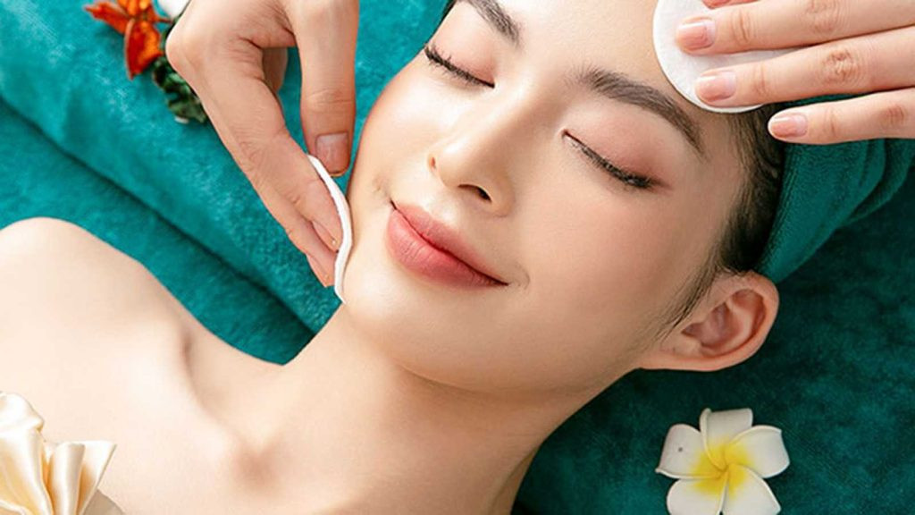 Áp dụng các thói quen chăm sóc và massage đúng cách giúp gương mặt thon gọn, đường nét hài hòa hơn trước Tết. (Ảnh: Sưu tầm)