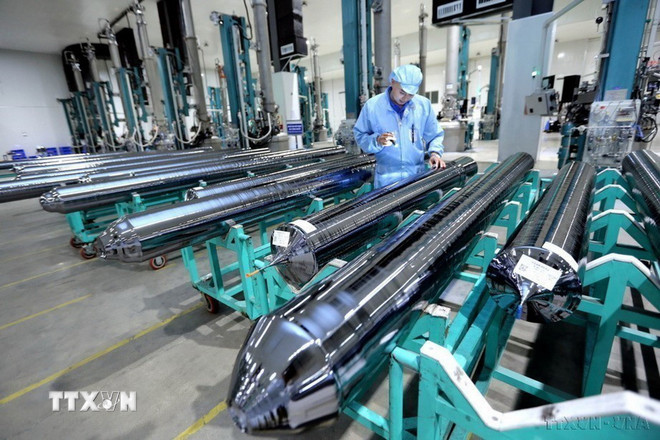 Chế tạo vật liệu sản xuất pin năng lượng mặt trời tại Công ty TNHH JA Solar Việt Nam, vốn đầu tư của Hong Kong (Trung Quốc) tại khu công nghiệp Quang Châu (Bắc Giang). (Ảnh: Danh Lam/TTXVN)
