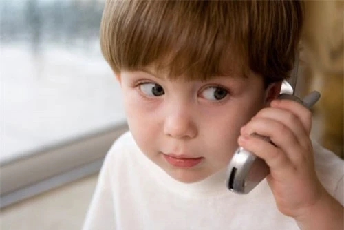 Cho con sử dụng điện thoại khi cần (Ảnh: Sưu tầm)