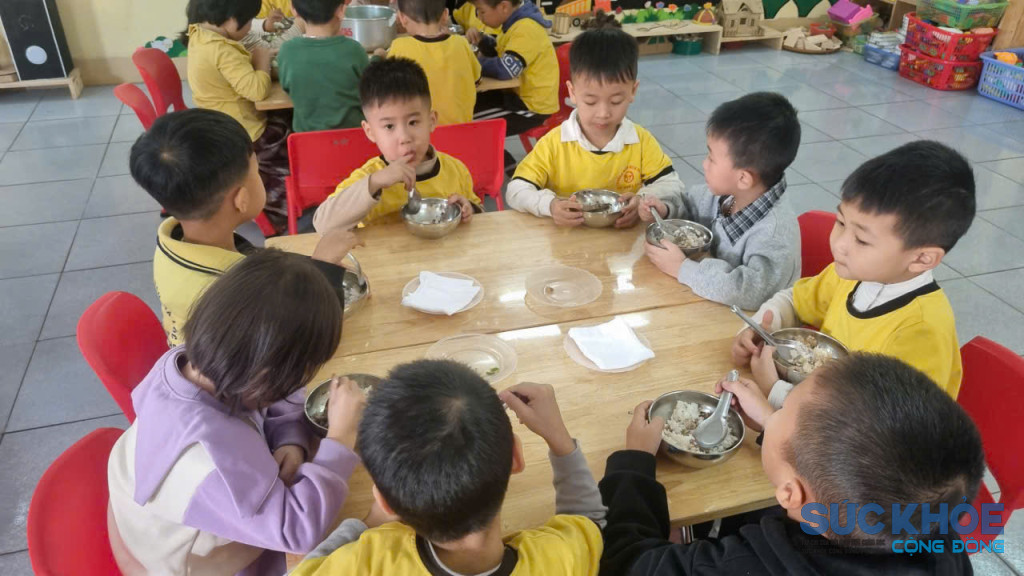 Bữa ăn của học sinh trường mầm non Hà lộc ( ảnh: TL)