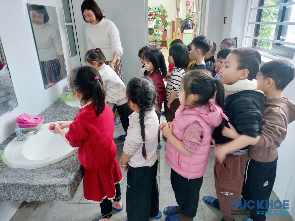 Vệ sinh tay trước khi ăn của học sinh trường mầm non Hà Thạch ( ảnh: TL)