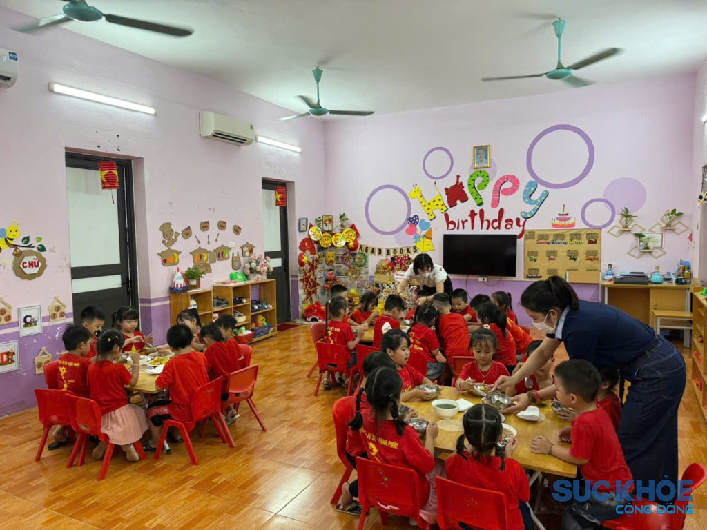 Bữa ăn của học sinh trường mầm non Hùng Vương (ảnh: TL)