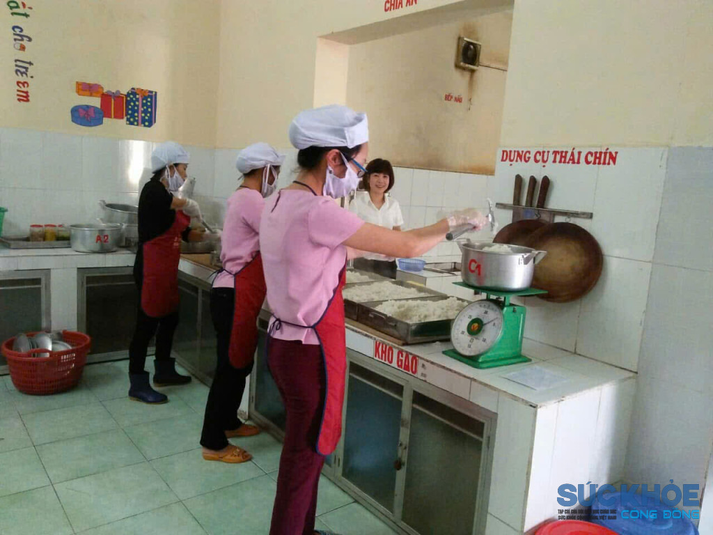 Chế bữa ăn an toàn cho trẻ tại trường mầm non Lê Đồng ( ảnh: TL)