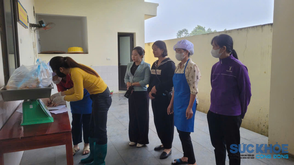 Kiểm tra nhập thực phẩm tại trường mầm non Phú Hộ 2 (ảnh: TL)