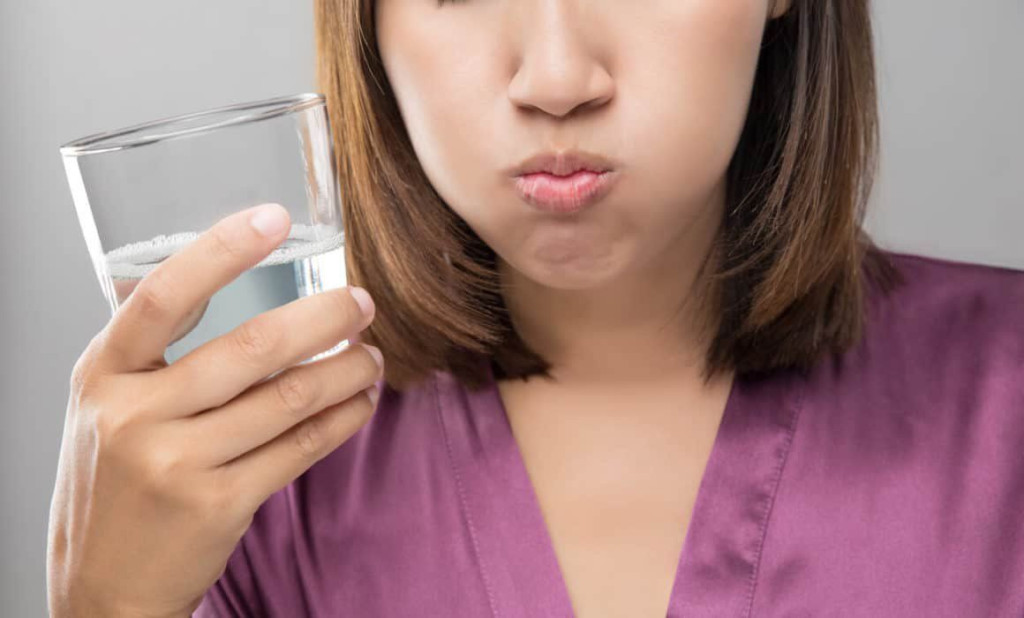 Uống nước ấm để cổ họng phục hồi (Ảnh: Sưu tầm)