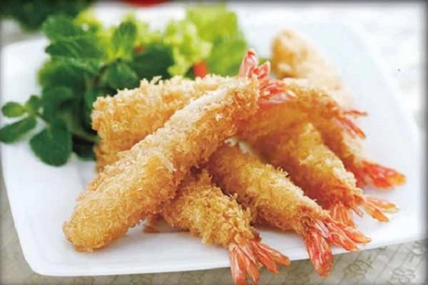 Tôm chiên xù vàng giòn, lớp vỏ xốp nhẹ bao trọn phần thịt tôm ngọt bên trong, hấp dẫn ngay từ cái nhìn đầu tiên. (Ảnh: Sưu tầm)