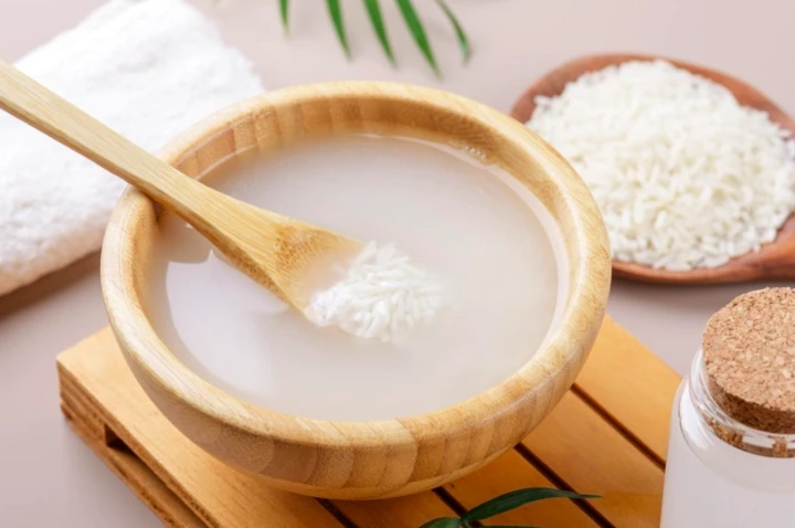 Từ chăm sóc da, tóc đến khử mùi, làm sạch thực phẩm, nước vo gạo được ví như “trợ thủ” tự nhiên trong mỗi gia đình. (Ảnh: Sưu tầm)