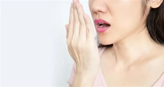 Hơi thở có mùi sau khi ăn hành, tỏi là tình trạng thường gặp, liên quan đến các hợp chất lưu huỳnh được hấp thu vào máu. (Ảnh minh hoạ)