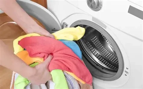 Mùa đông ẩm ướt khiến quần áo lâu khô, dễ ám mùi nếu không áp dụng cách phơi và làm khô phù hợp. (Ảnh: Sưu tầm)
