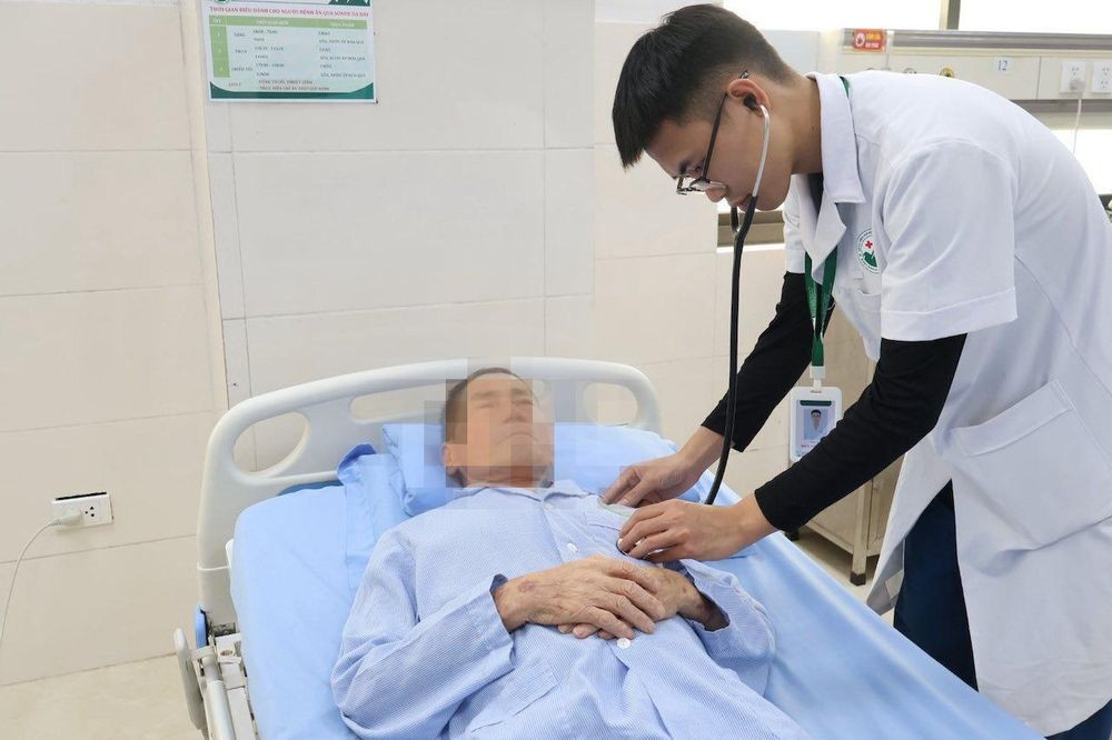 Bệnh nhân được cứu sống sau khi ngừng tuần hoàn ở bên ngoài Bệnh viện Đa khoa Ba Vì (Ảnh: BVCC)