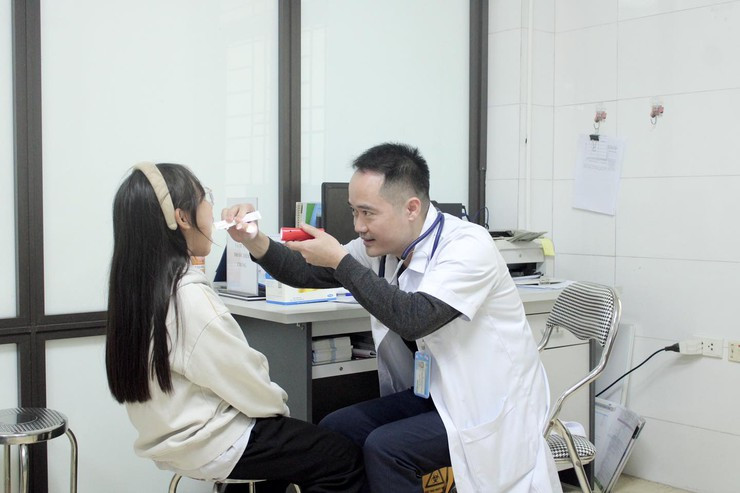 Các bác sĩ Bệnh viện đa khoa Đông Anh khám cho người dân tại các trạm y tế (Ảnh: Sở y tế Hà Nội)
