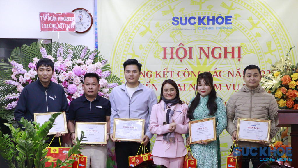 Lãnh đạo Tạp chí Sức khỏe Cộng đồng trao giấy khen cho các tập thể, cá nhân có thành tích xuất sắc năm 2025.